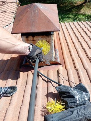  LIMPIEZA Y DESHOLLINADO DE CHIMENEAS 