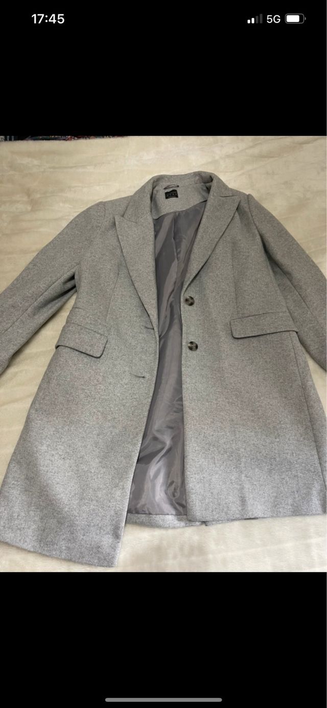 Abrigo largo de color gris