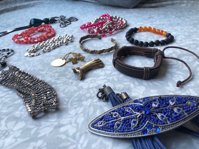 Lote bisutería 27 piezas distintas