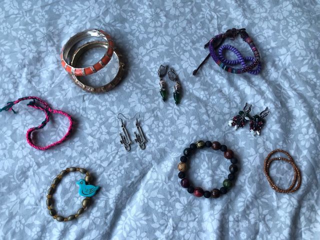 Lote bisutería 27 piezas distintas