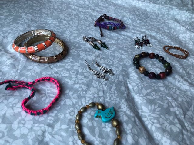 Lote bisutería 27 piezas distintas