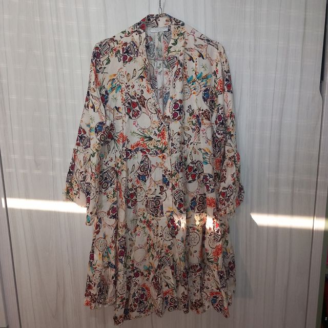 VESTIDO CAMISERO CON ESTAMPADOS.