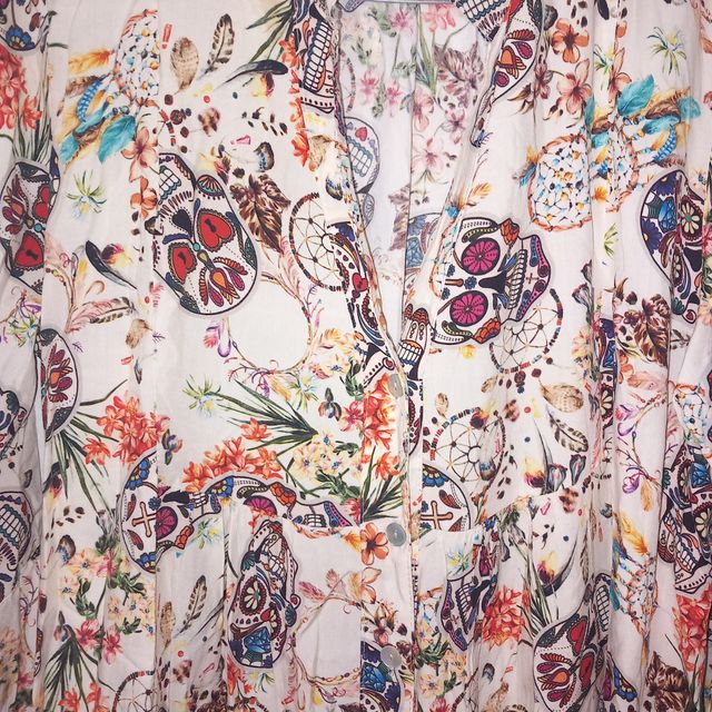 VESTIDO CAMISERO CON ESTAMPADOS.