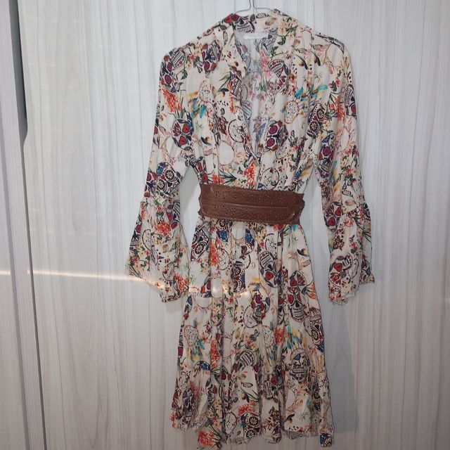 VESTIDO CAMISERO CON ESTAMPADOS.