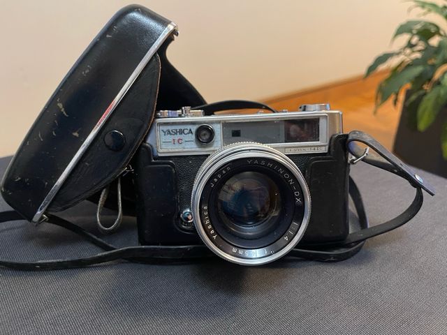Yashica 1C.     45mm f/1.4