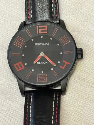 Reloj Pertegaz Back esfera negra números rojo