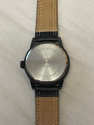 Reloj Pertegaz Back esfera negra números rojo