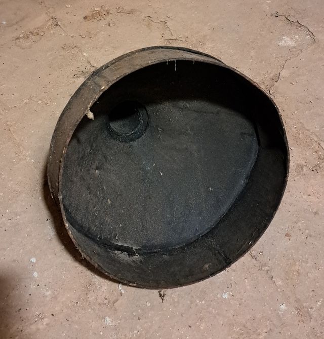 Embudo metálico de bodega antiguo