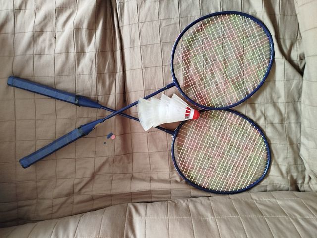 Raquetas de tenis, Pádel y bádminton .