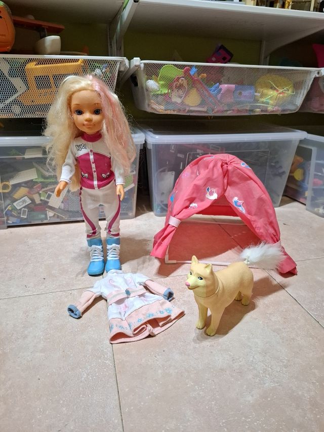 Nancy tienda de campaña con Perro