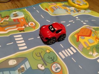 Alfombra con sonidos con coche.