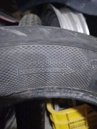 Neumático marca Avon