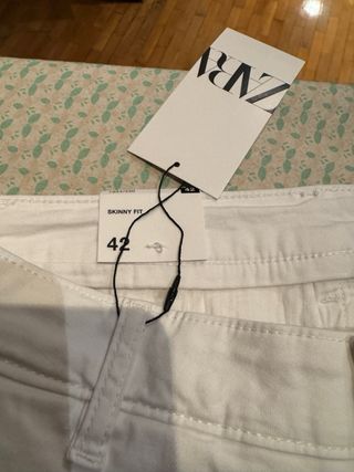 PANTALON CHINO BLANCO DE ZARA 