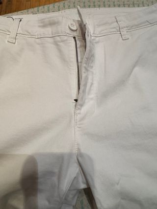PANTALON CHINO BLANCO DE ZARA 