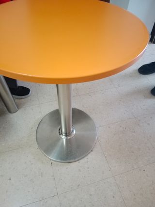 Mesa  dé bar  también tengo taburetes