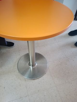 Mesa  dé bar  también tengo taburetes