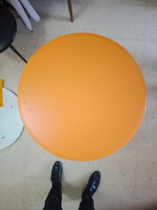 Mesa  dé bar  también tengo taburetes