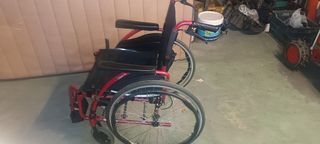 Silla de ruedas con frenos 