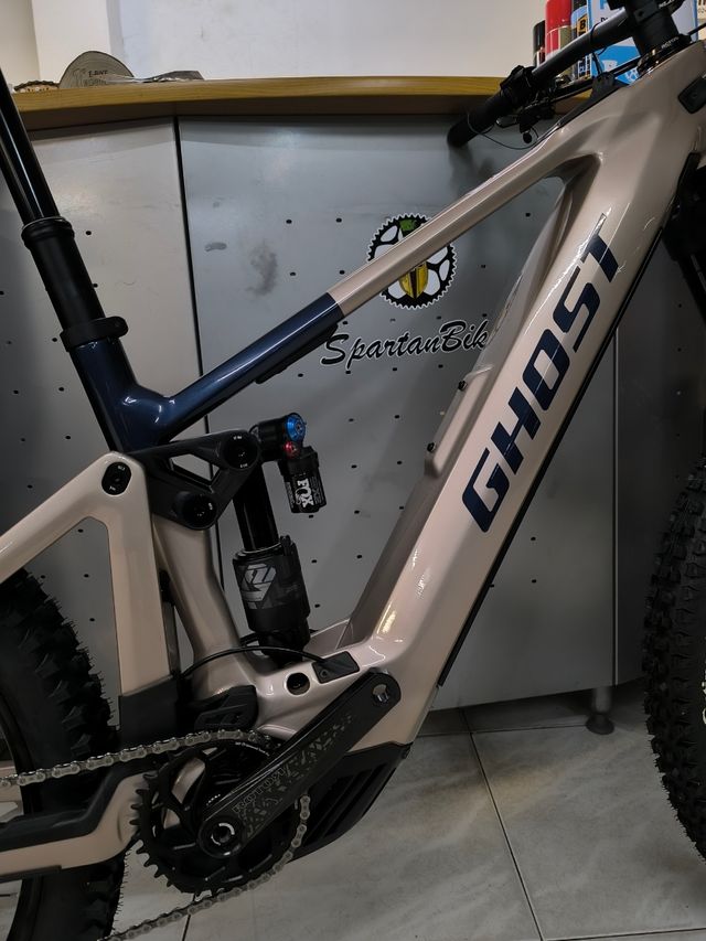 OFERTA EBIKE 800WH GHOST E-RIOT CF PRO 2025