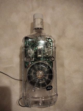 Radio a 2  pilas marca Larios