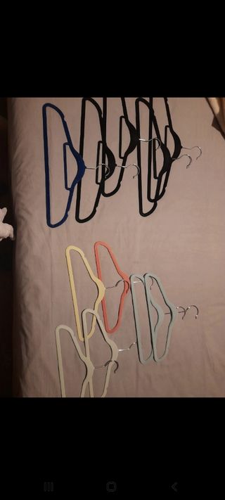 Vendo 11 perchas de terciopelo