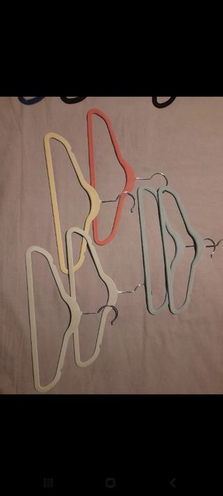 Vendo 11 perchas de terciopelo