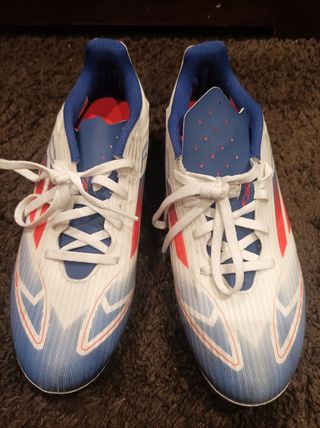 Botas de fútbol de adolescente