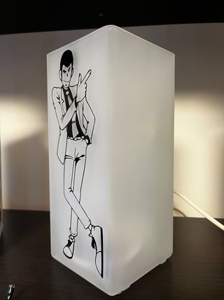 Lampada da tavolo Ikea in vetro con stampa “Lupin”