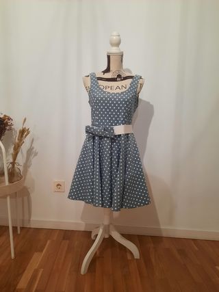 Vestido gris de lunares