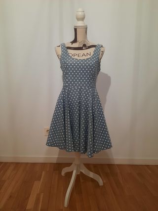 Vestido gris de lunares