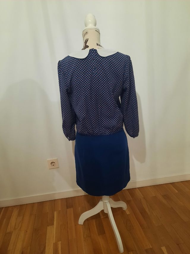 Abito blu con colletto sciocco