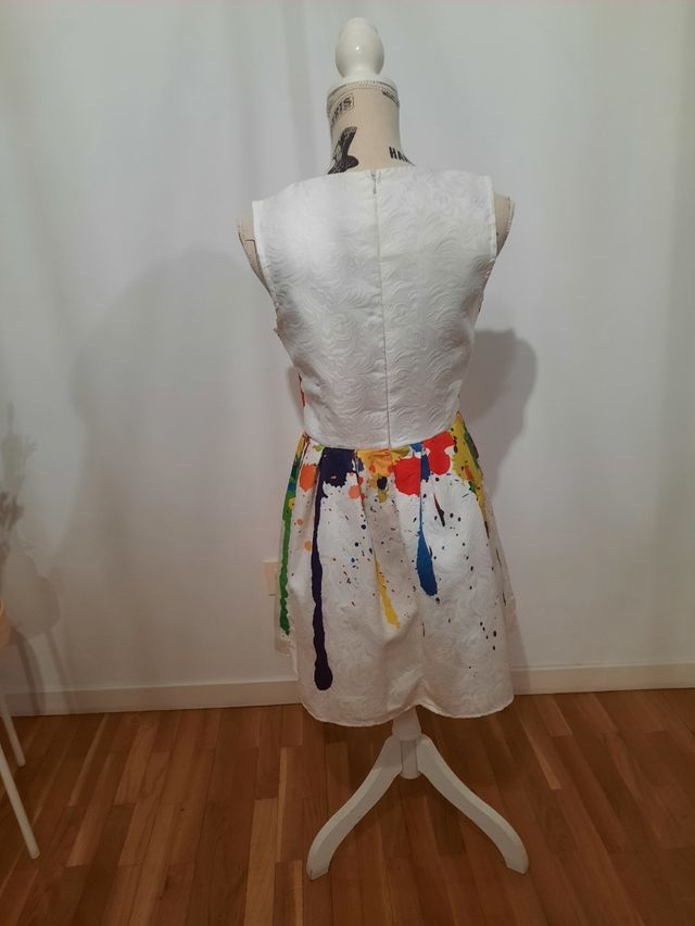 Abito bianco originale con «dipinto»