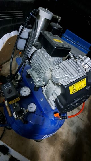 Compresor aire profesional Bamby VT75D.  8kg