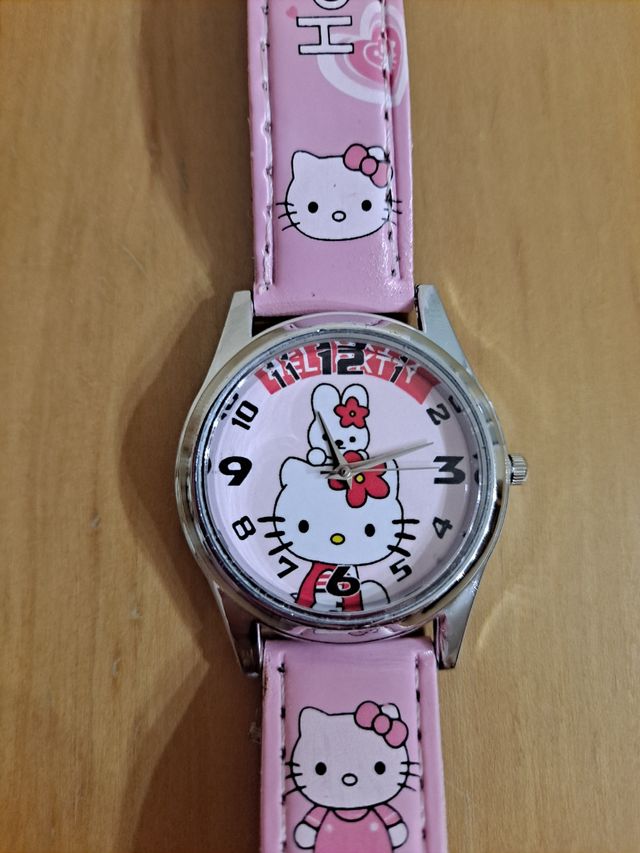 Reloj analógico Hello Kitty, nuevo.