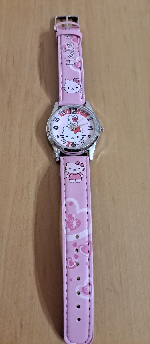 Reloj analógico Hello Kitty, nuevo.
