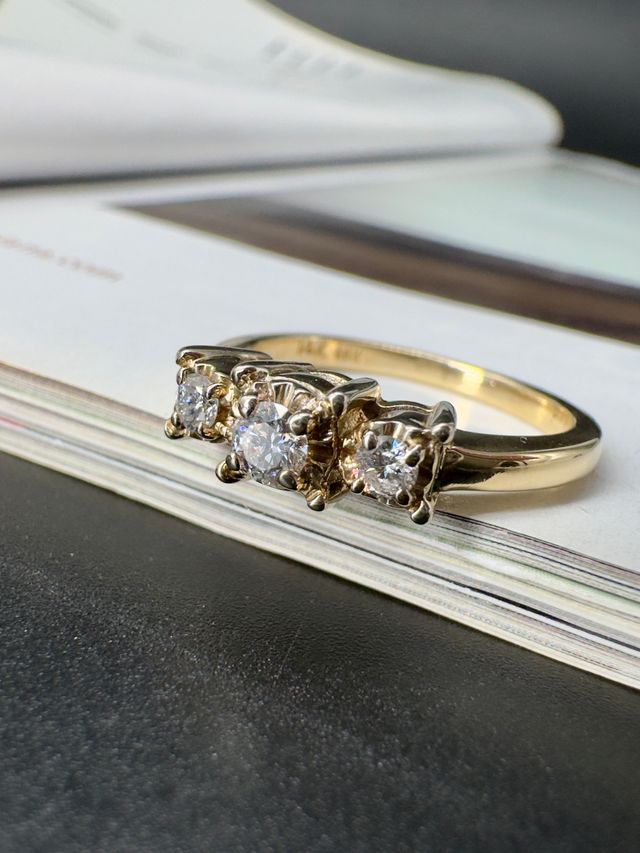 Anillo de oro con diamantes