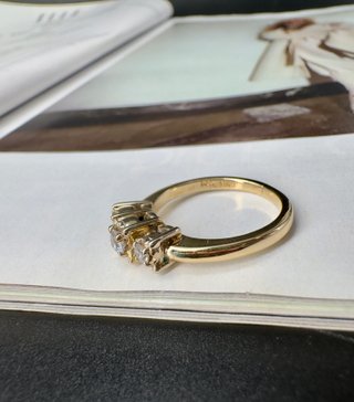 Anillo de oro con diamantes