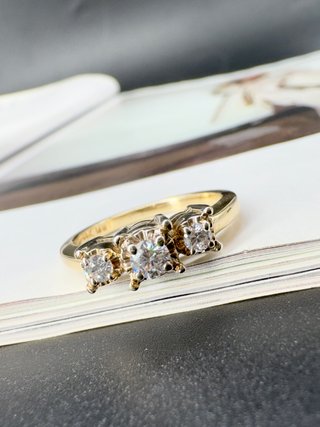 Anillo de oro con diamantes