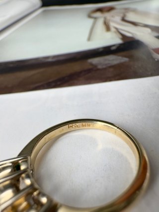 Anillo de oro con diamantes