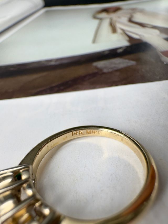 Anillo de oro con diamantes