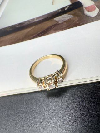 Anillo de oro con diamantes