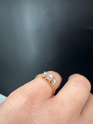 Anillo de oro con diamantes