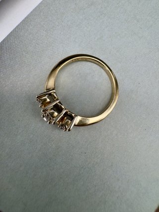 Anillo de oro con diamantes