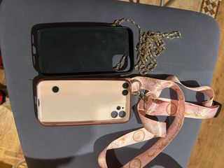 iPhone 11  2 Carcasas con colgador