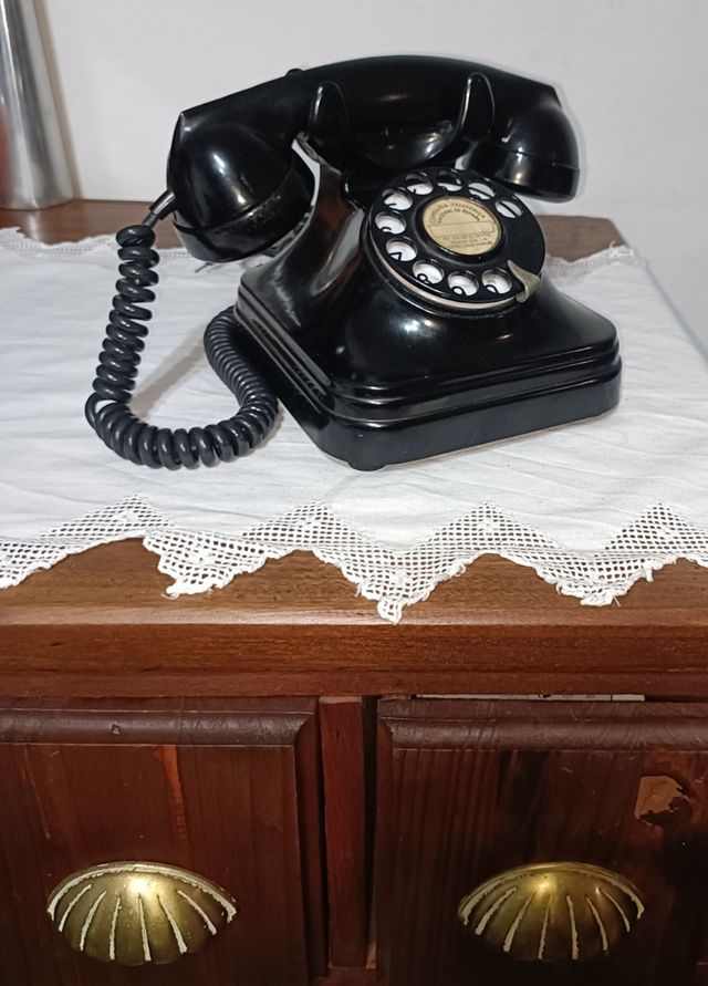 Teléfono años 50 de baquelita, perfecto.