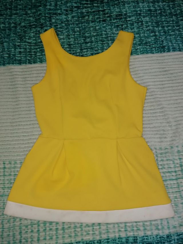 Camiseta amarilla elegante