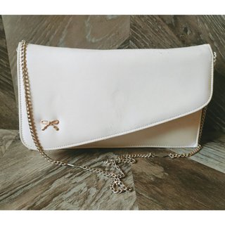 Bolso de piel con asa cadena