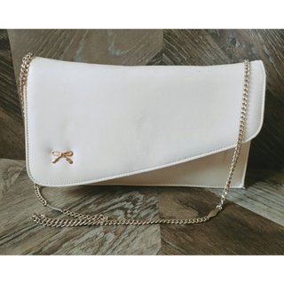 Bolso de piel con asa cadena
