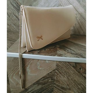 Bolso de piel con asa cadena