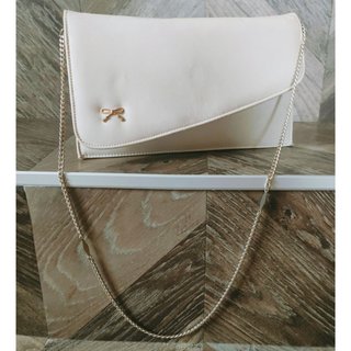 Bolso de piel con asa cadena